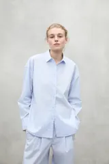 Camisa celeste de lino, de corte recto y manga larga.