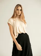 Blusa negra con lurex, de manga corta y corte holgado.