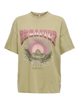 Camiseta color verde militar con estampado de paisaje montañoso y texto 'Dreamer'. Corte holgado, cuello redondo y mangas cortas con hombros caídos.