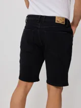 Bermuda de jean celeste, confeccionada en 83% algodón, 15% poliéster y 2% elastano. Diseño clásico con bolsillos delanteros y traseros.