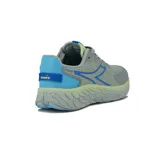 Championes deportivos Diadora modelo Freeze, color gris con detalles en azul claro y amarillo lima. Presentan un diseño de running con malla transpirable, logo Diadora en azul en los laterales y una suela gruesa con textura marcada.