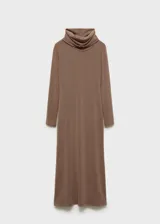 Vestido midi de punto color marrón oscuro con cuello alto y manga larga.