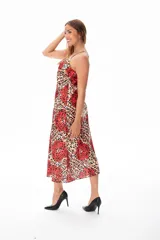 Vestido midi con estampado animal print y flores rojas, breteles finos negros y corte recto.