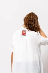 Camisa de lino color blanco, con diseño versátil que puede usarse como camisola o vestido.