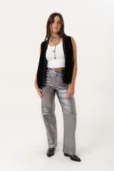 Pantalón plateado de tiro alto confeccionado en gabardina stretch metalizada, con bolsillos y cierre frontal con cremallera y botón.