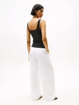 Remera negra de tirantes acanalada con cuello cuadrado y ribete festoneado.