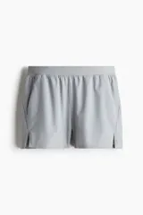 Short deportivo gris de corte estándar, confeccionado en tejido funcional DryMove™ con stretch en cuatro direcciones, cintura elástica con cordón ajustable, bolsillos laterales y aberturas laterales en el bajo.