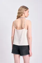 Top crudo de breteles finos y escote en V.