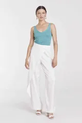 Blusa tejida negra con escote en V y breteles finos.