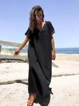 Vestido largo negro con escote en V y mangas cortas con ribete animal print.