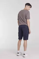 Remera gris de manga corta con cuello redondo.