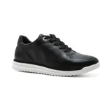 Championes deportivos negros de cuero sintético con perforaciones y cordones negros. Suela blanca con detalle de la marca Via Marte en el lateral.