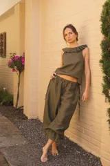 Pantalón de lino color verde oliva, de corte amplio con frunces elásticos en el ruedo.