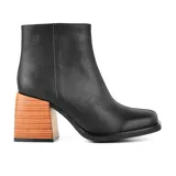 Bota corta de cuero color marrón con punta cuadrada y taco geométrico.