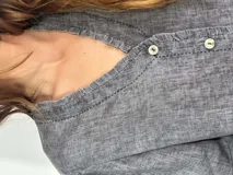 Camisa celeste de lino con mangas 3/4 abullonadas y cuello en V con volados.