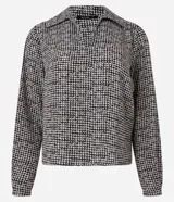 Blusa de crepé con estampa de cuadros pied-de-poule, cuello polo y mangas largas.
