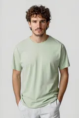 Remera celeste de algodón, manga corta y cuello redondo.