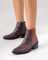 Botas cortas de cuero vacuno color marrón con estampado de piel de serpiente, taco de madera foliado en cuero y cierre lateral con cremallera.