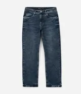 Pantalón de jean para hombre, color azul oscuro con leve desgaste, de corte recto y tiro medio. Confeccionado principalmente en algodón.