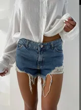 Short de jean de tiro alto con ruedo desflecado y dos estrellas rojas estampadas en la parte trasera.