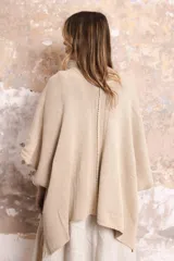 Saco tipo poncho color salmón, tejido en algodón, de silueta oversize y mangas 3/4 caídas.