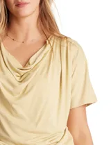 Remera color amarillo claro de modal, marca Philosophy, con cuello volcado y manga corta.