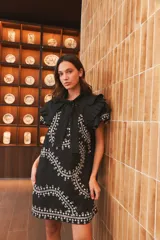 Remerón de lino y algodón color crema con bordado artesanal en hilo amarillo claro, de manga corta y corte recto.