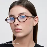 Lentes con filtro de luz azul, marca Oba, modelo Black. Montura geométrica negra de acetato, con lentes transparentes CR39 y protección UV400.