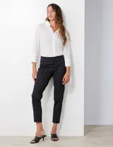 Pantalón de mujer Zac & Rachel, color negro con estampado de cuadrillé sutil en tonos grises. Es de tiro alto, corte slim y largo al tobillo.