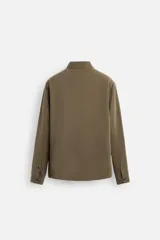 Camisa negra relaxed fit confeccionada en tejido fluido con mezcla de viscosa. Tiene cuello solapa, manga larga con puño abotonado y cierre frontal con botones.