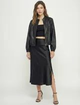 Camperita estilo bomber de eco cuero negra, con cuello mao y cierre frontal metálico. Presenta mangas largas con puños elásticos y elástico en el bajo.