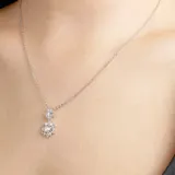 Collar plateado con cadena fina y dije colgante con forma de flor con incrustaciones de strass.