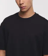 Remera relaxed de algodón con efecto grueso, color azul marino, cuello redondo y manga corta.