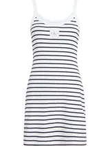 Minivestido blanco con rayas horizontales negras, de corte ajustado y breteles finos blancos.