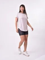 Remera deportiva color lila de calce holgado y mangas cortas.