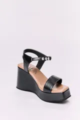 Sandalias de cuero color caramelo, con plataforma y taco ancho.