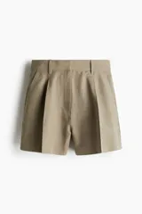 Short color arena de tiro alto, con pinzas delanteras, bolsillos laterales y presillas para cinturón.
