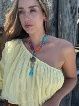 Collar con cuentas de cerámica, piedras reconstituidas y de acrílico, con cadena de acero quirúrgico y ganchito para regular el largo.