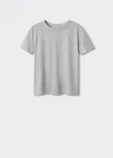 Remera gris de algodón con cuello redondo y mangas cortas.