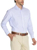 Camisa celeste a rayas verticales, de corte regular fit, con cuello italiano, manga larga y bolsillo en el pecho con logo bordado.