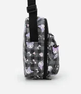 Lunchera con separadores y cierre por cremallera, bolsillo delantero con silk, correa de mano y asa larga ajustable, estampada con Kuromi sobre un fondo a cuadros. Fabricada en poliuretano.
