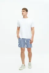 Short de baño con estampado a rayas verticales en tonos celeste y blanco, con cintura elástica ajustable con cordón, dos bolsillos laterales y uno trasero.