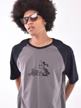 Remera gris con mangas raglán negras y estampado de Goofy y Pluto.