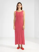 Vestido largo tejido en jersey color beige, con escote bote y corte con abertura en los laterales.