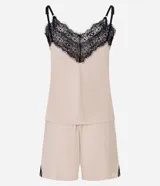 Conjunto de pijama color rosa pálido, compuesto por un top de breteles finos con escote en V y ribete de encaje negro, y un short con cintura elástica y ribete de encaje negro.