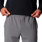 Pantalón jogger negro de hombre, marca Columbia, con tecnología Omni-Shield resistente al agua y a las manchas, cintura elástica ajustable con cordón, bolsillos delanteros, dobladillo elástico y detalles reflectantes.