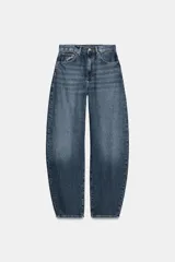 Jeans de tiro alto, estilo balloon leg, largo completo. Denim azul oscuro con efecto lavado y cinco bolsillos.