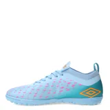 Championes de fútbol Umbro Limit TF, color negro con detalles celestes y logo Umbro en blanco.