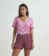 Blusa de pijama rosa con estampado de lunares blancos, cuello en V y mangas cortas con ribete blanco.