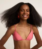 Top de bikini triangular fruncido color rosado, confeccionado en microfibra brillante. Tiene breteles ajustables y contorno de mini abalorios de madera.